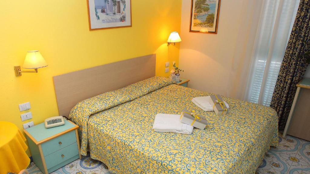 Uma cama ou camas num quarto em Hotel Solemare Beach & Beauty SPA