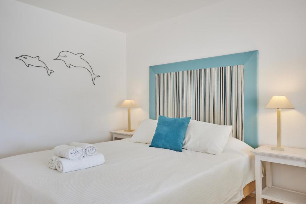 Postel nebo postele na pokoji v ubytování Gerakas Belvedere hotel