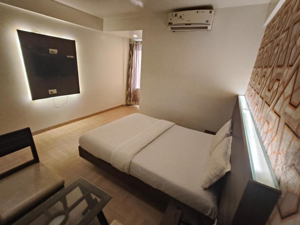 Säng eller sängar i ett rum på Hotel Vijay Sagar Dombivali