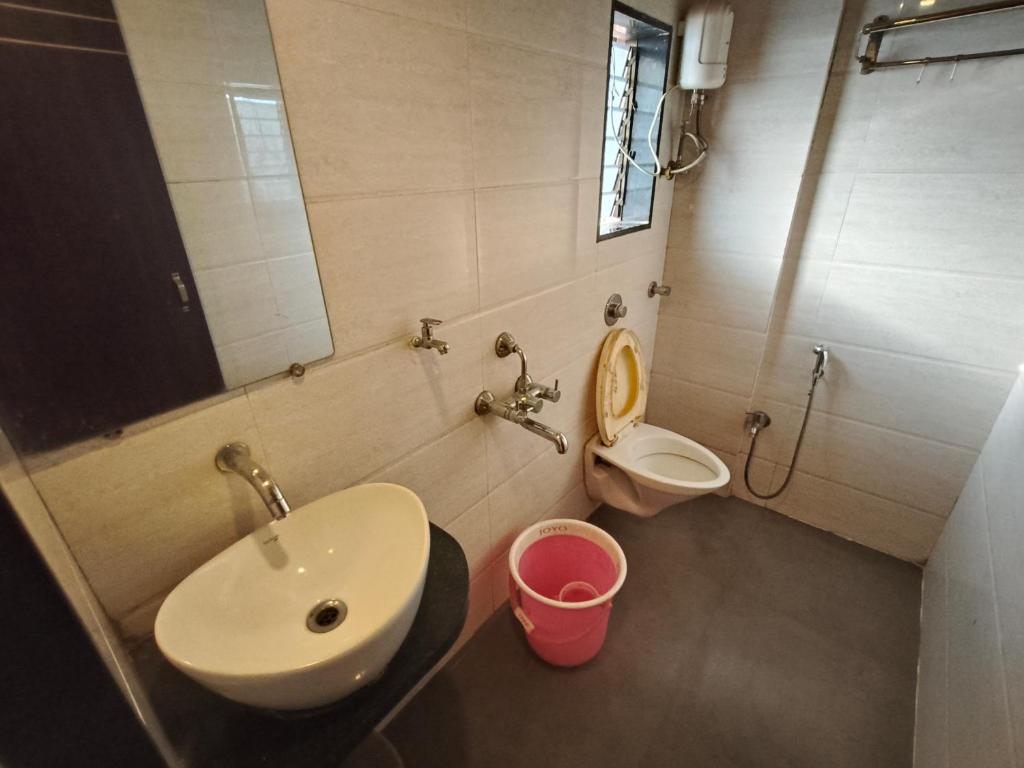 Ett badrum på Hotel Vijay Sagar Dombivali