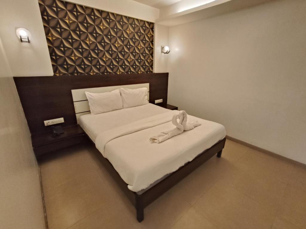 Säng eller sängar i ett rum på Hotel Vijay Sagar Dombivali