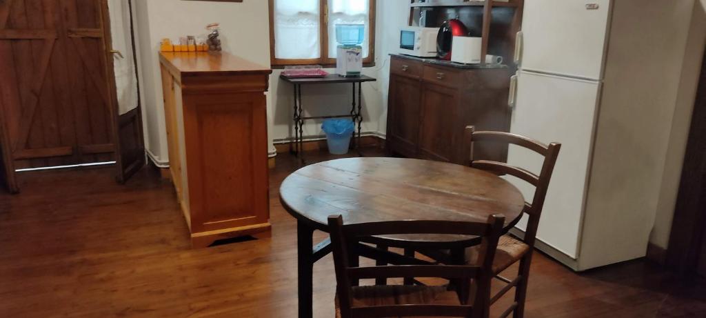 Kuchyň nebo kuchyňský kout v ubytování Hostal Mendaurpe