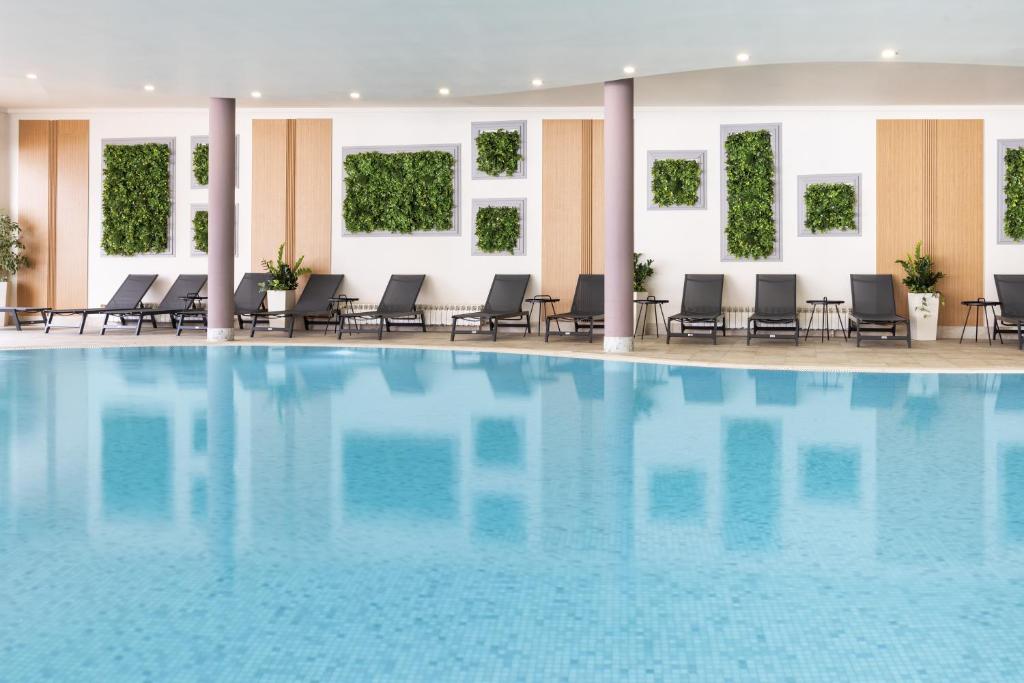 Bazén v ubytování Four Points by Sheraton Bansko nebo v jeho okolí