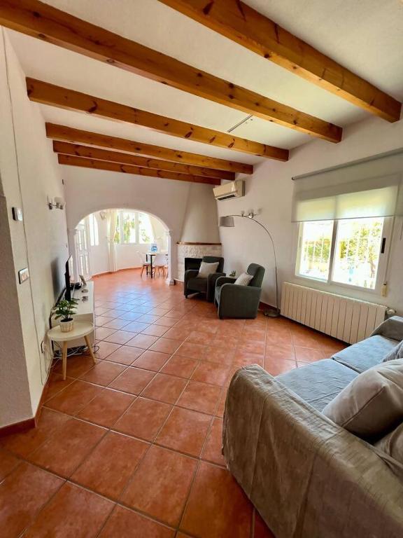 Część wypoczynkowa w obiekcie Relaxdiversión en Villa Piscina bbq y cocina ext