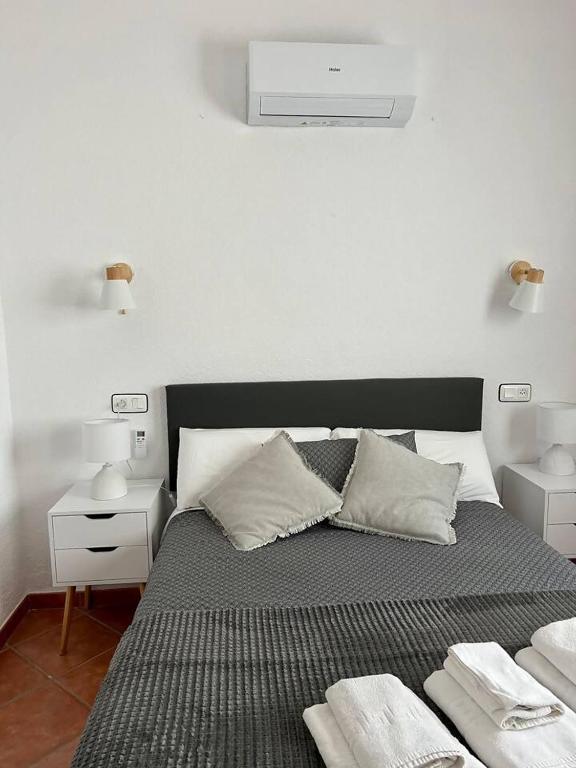 Łóżko lub łóżka w pokoju w obiekcie Relaxdiversión en Villa Piscina bbq y cocina ext