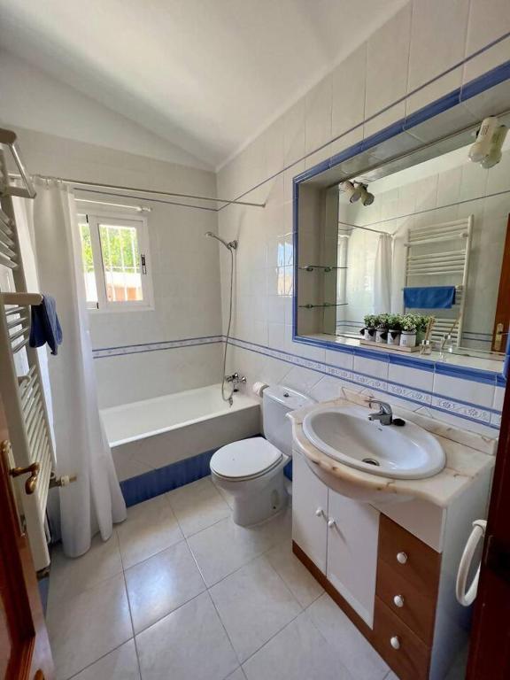 Łazienka w obiekcie Relaxdiversión en Villa Piscina bbq y cocina ext