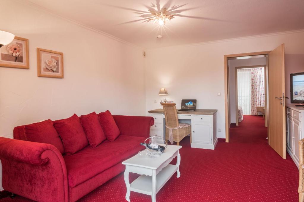 TV a/nebo společenská místnost v ubytování Hotel Mutz Garni
