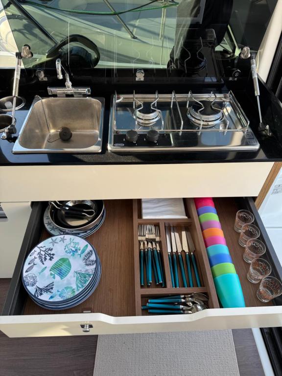 Kuchyň nebo kuchyňský kout v ubytování Bateau familial - Port de Monaco