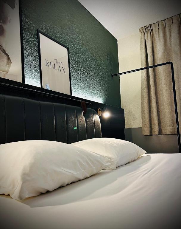 Postel nebo postele na pokoji v ubytování Tulip Inn Beaune