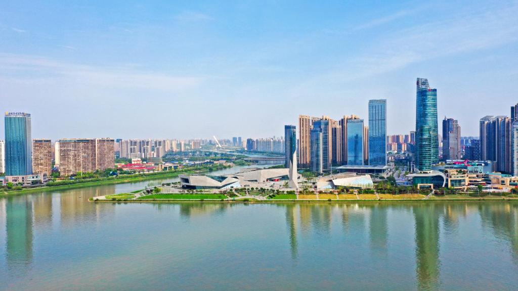 長沙市にあるChangsha North Star International Hotelの川と建物のある街の景色
