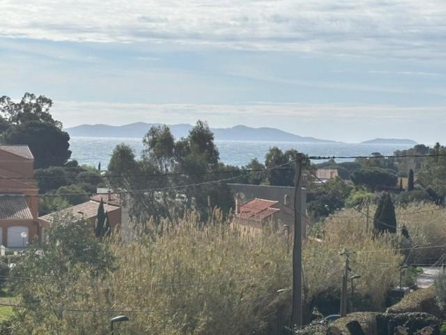 une vue d'une ville avec l'océan en arrière-plan dans l'établissement Les Mercadiers, au Lavandou