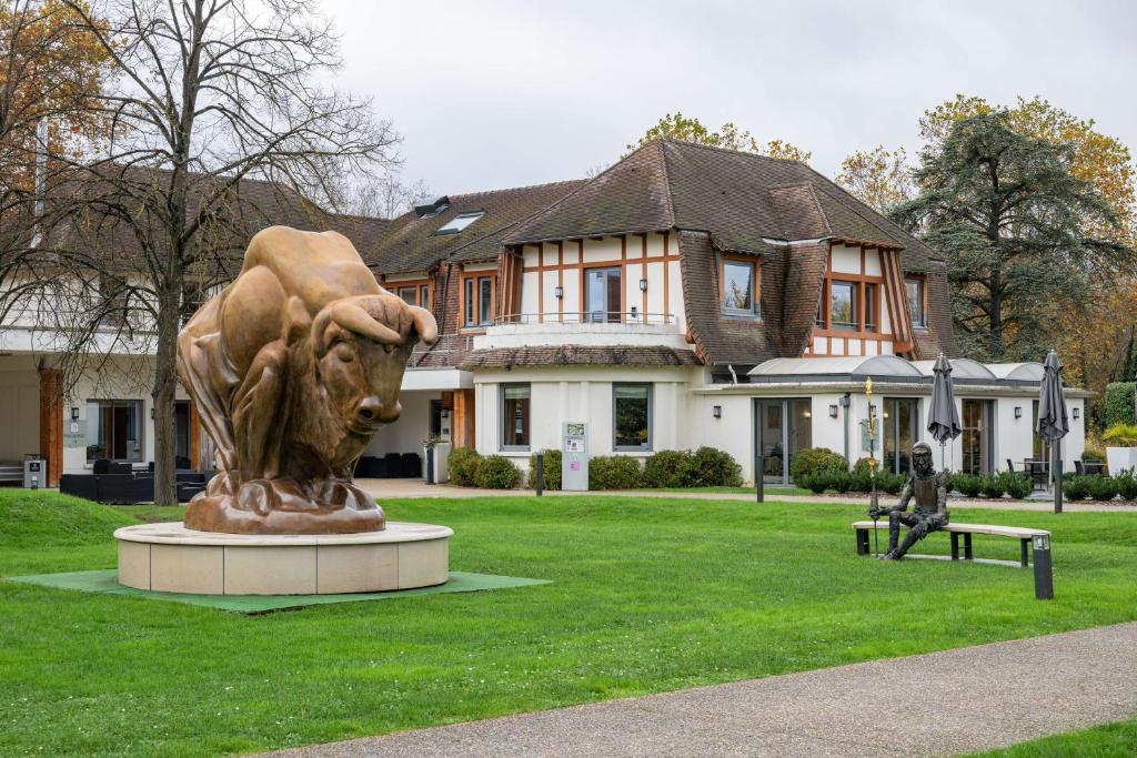 een standbeeld van een leeuw voor een huis bij Le Relais de La Malmaison, a member of Radisson Individuals in Rueil-Malmaison
