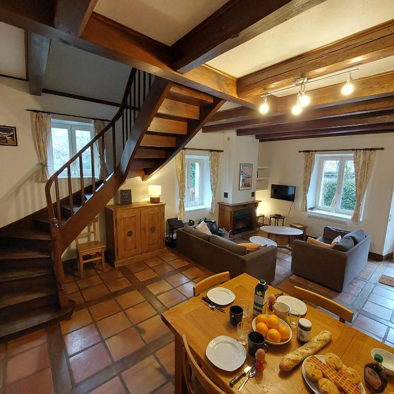 une vue de tête sur un salon avec un escalier dans l'établissement Maison avec jardin 6-12 personnes, proche du lac Annecy montagnes, à La Balme-de-Thuy