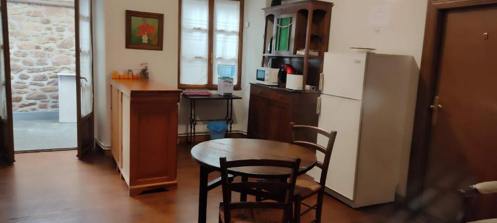 Kuchyň nebo kuchyňský kout v ubytování Hostal Mendaurpe
