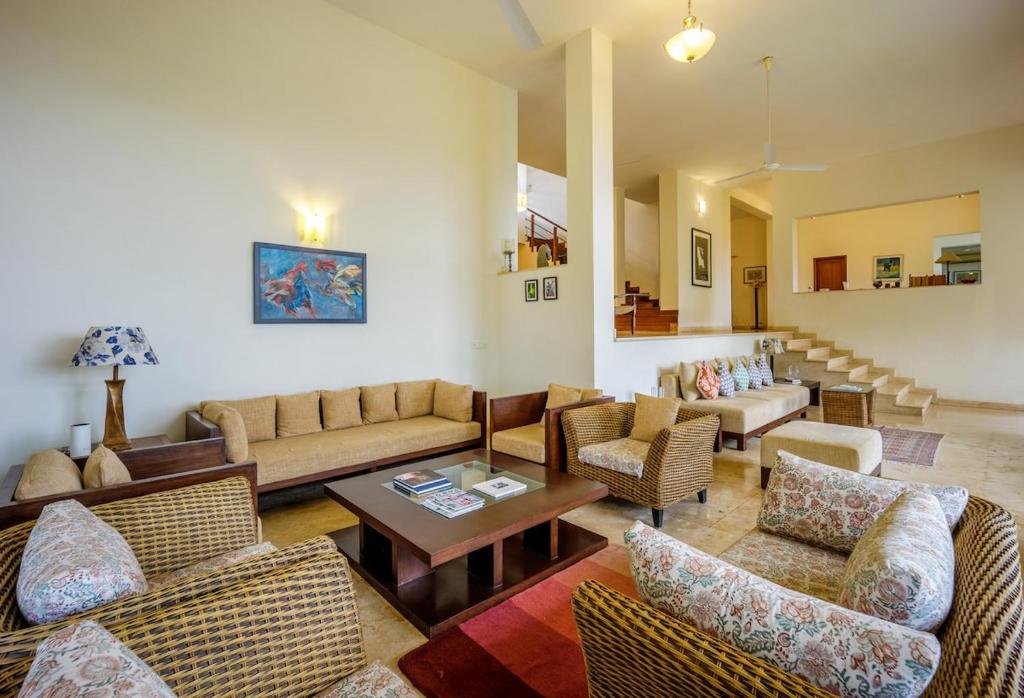 Χώρος καθιστικού στο Stunning Hilltop 3BR Villa w Pool and River View