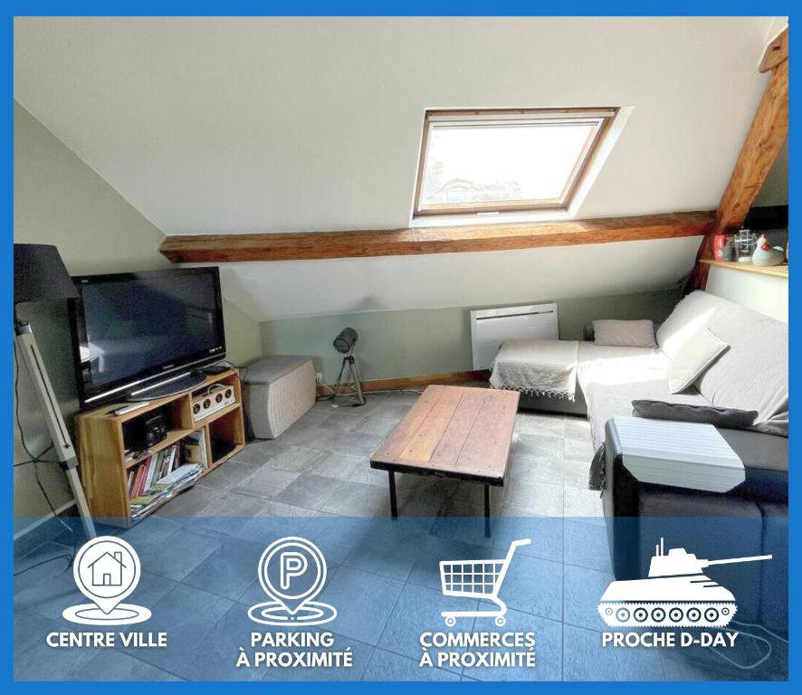 バイユーにあるLes combles de l Aure Grand studio cosy confortable classé 3 étoiles centre Bayeux 2 mn à pied cathédrale proche plages du débarquementのソファとテレビのあるリビングルーム