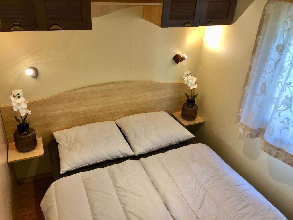 Postel nebo postele na pokoji v ubytování NORDSEE GLAMPING MobilheimChaletStacaravan-2329-