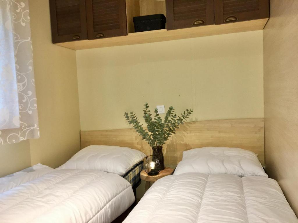 Postel nebo postele na pokoji v ubytování NORDSEE GLAMPING MobilheimChaletStacaravan-2329-