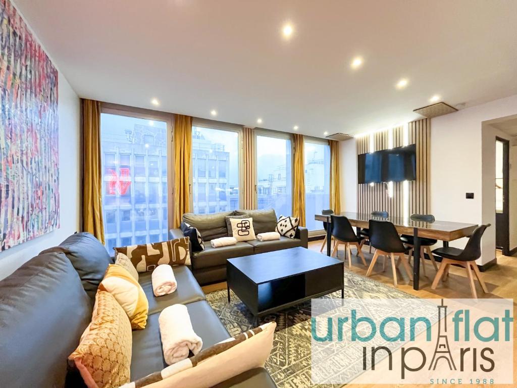 un salon avec un canapé et une table dans l'établissement Urban Flat 129 - Art Love Champs-Elysees, à Paris