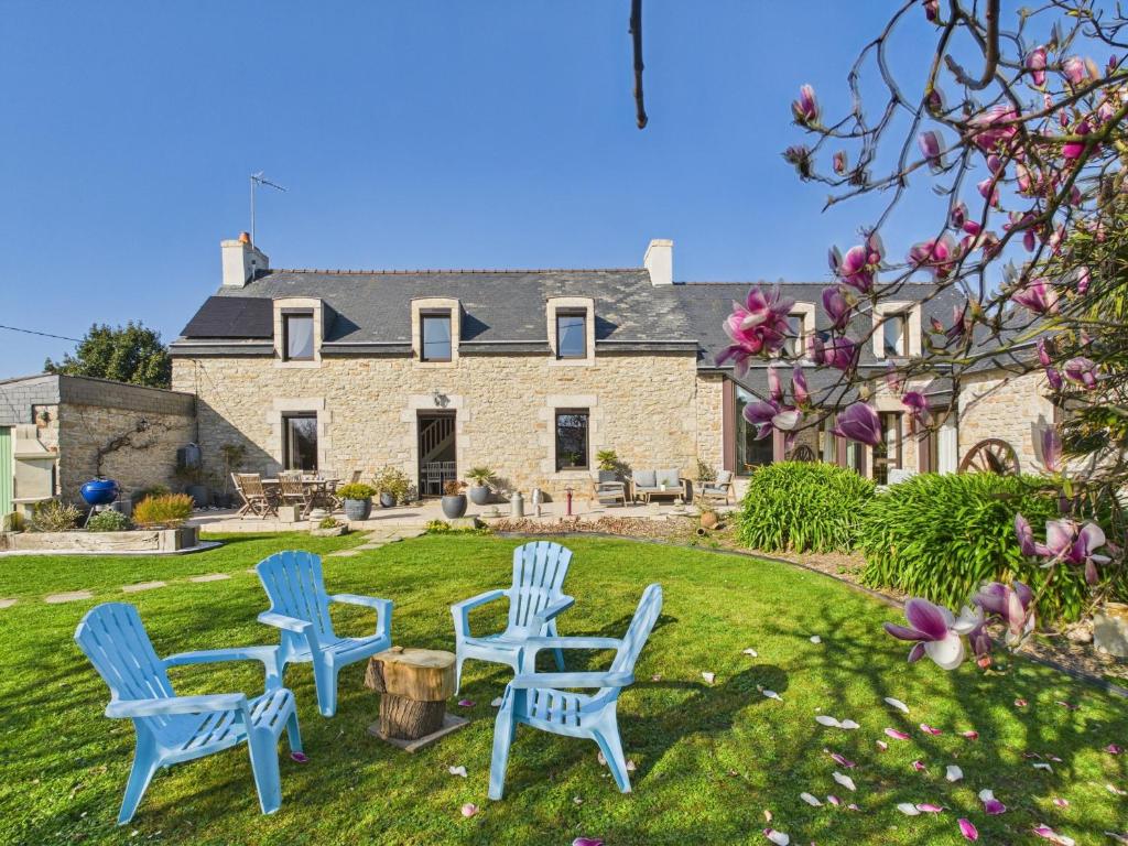 - un groupe de chaises bleues dans la cour d'une maison dans l'établissement Maison pour 10 personnes avec grand extérieur, à Plomeur