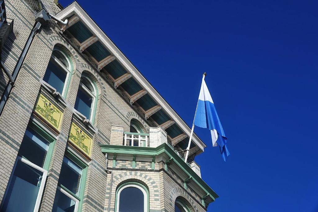 Het gebouw waarin het hotel zich bevindt