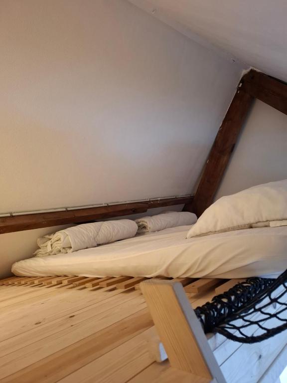 Postel nebo postele na pokoji v ubytování Tsjaka+