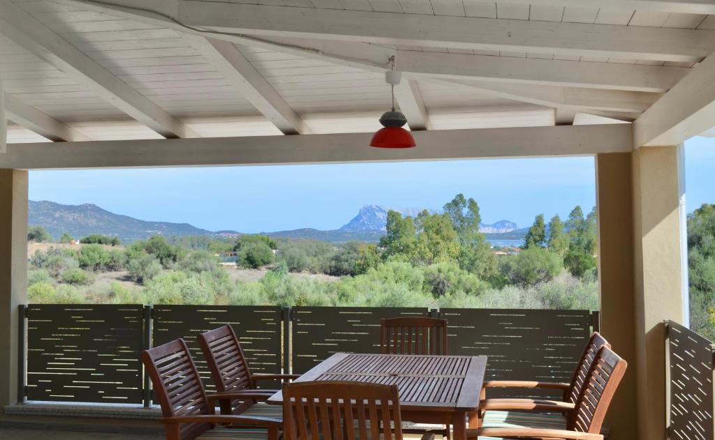 Imagen de la galería de ISS Travel, Casa Smeraldo 10 beds, wonderful view of the gulf of San Teodoro, en San Teodoro