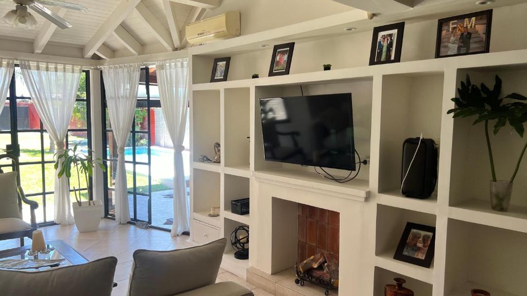 a living room with a flat screen tv on a wall at Casa de categoría para 6 personas in Santiago del Estero