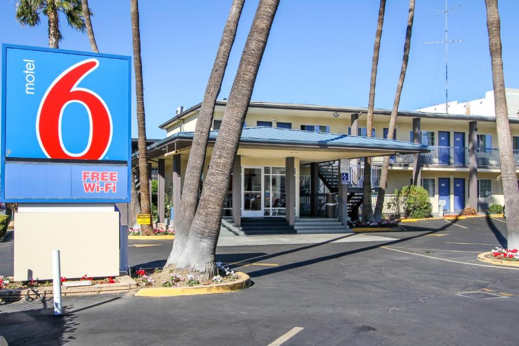 Motel 6 San Diego, CA Airport Harbor photo