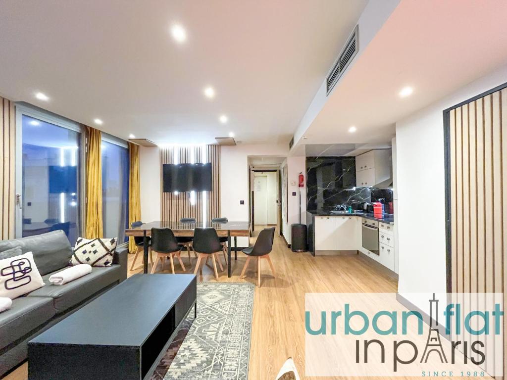 un salon avec un canapé et une table dans l'établissement Urban Flat 129 - Sublime Art Love Champs-Elysees, à Paris