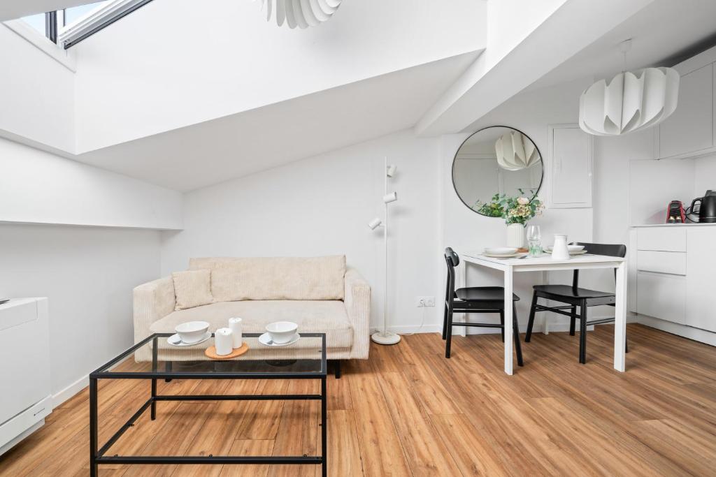 un salon avec un canapé et une table dans l'établissement Vieux Nice - Dernier étage climatisé, à Nice