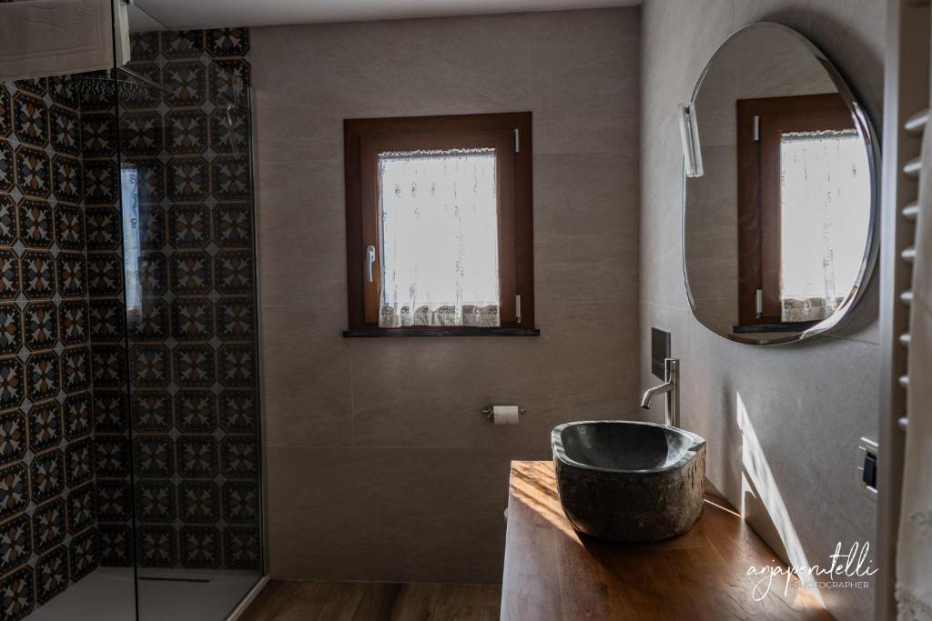 un bagno con lavandino e specchio di La Terrazza di Tranci a Calice al Cornoviglio