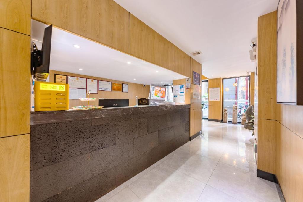 Kuchyň nebo kuchyňský kout v ubytování Guangzhou Hongcheng Hotel