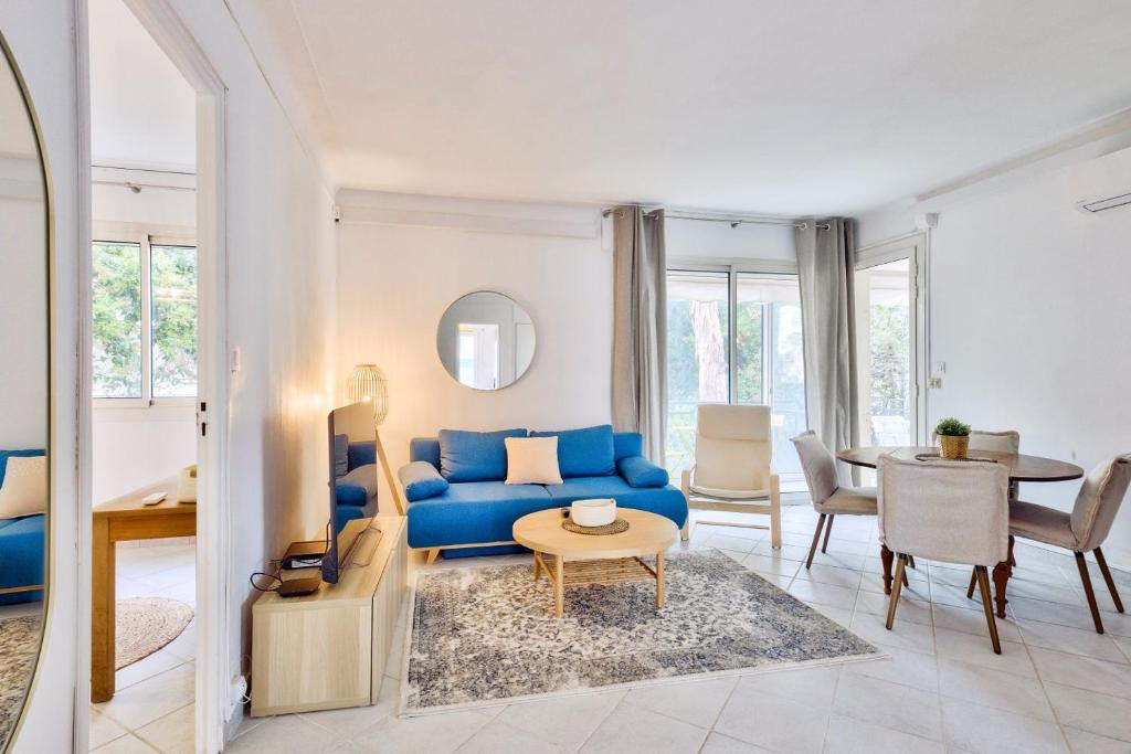 un salon avec un canapé bleu et une table dans l'établissement T3 proche de la Croisette et Palais des Festivals, à Cannes