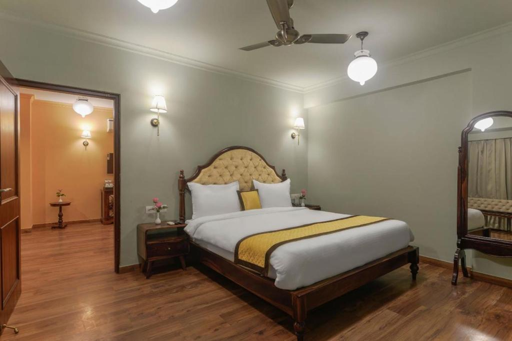 Postel nebo postele na pokoji v ubytování Hotel Chandra Raj Mahal