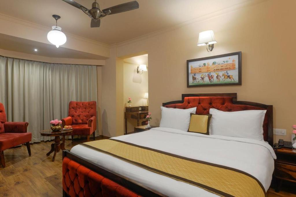 Postel nebo postele na pokoji v ubytování Hotel Chandra Raj Mahal