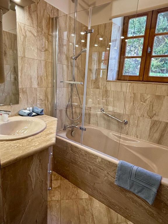Koupelna v ubytování Hotel Le Manasses
