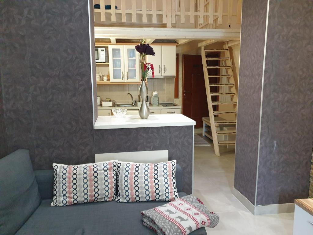 een woonkamer met een bank en een hoogslaper bij Lux centar kopaonik in Kopaonik