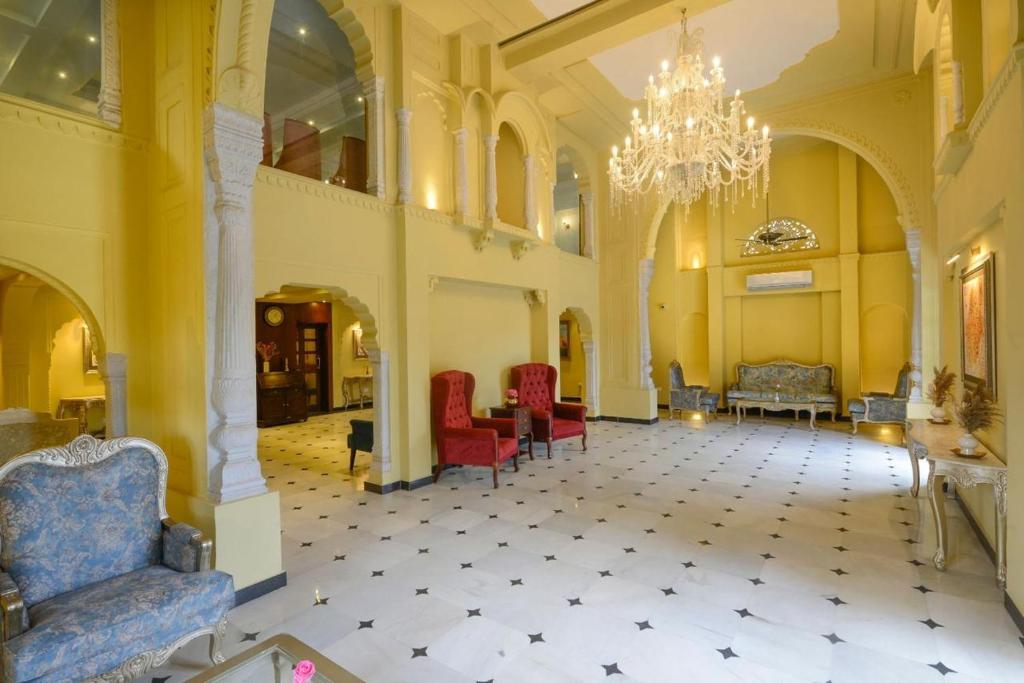 Posezení v ubytování Hotel Chandra Raj Mahal