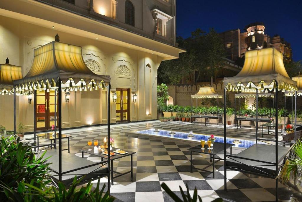Bazén v ubytování Hotel Chandra Raj Mahal nebo v jeho okolí