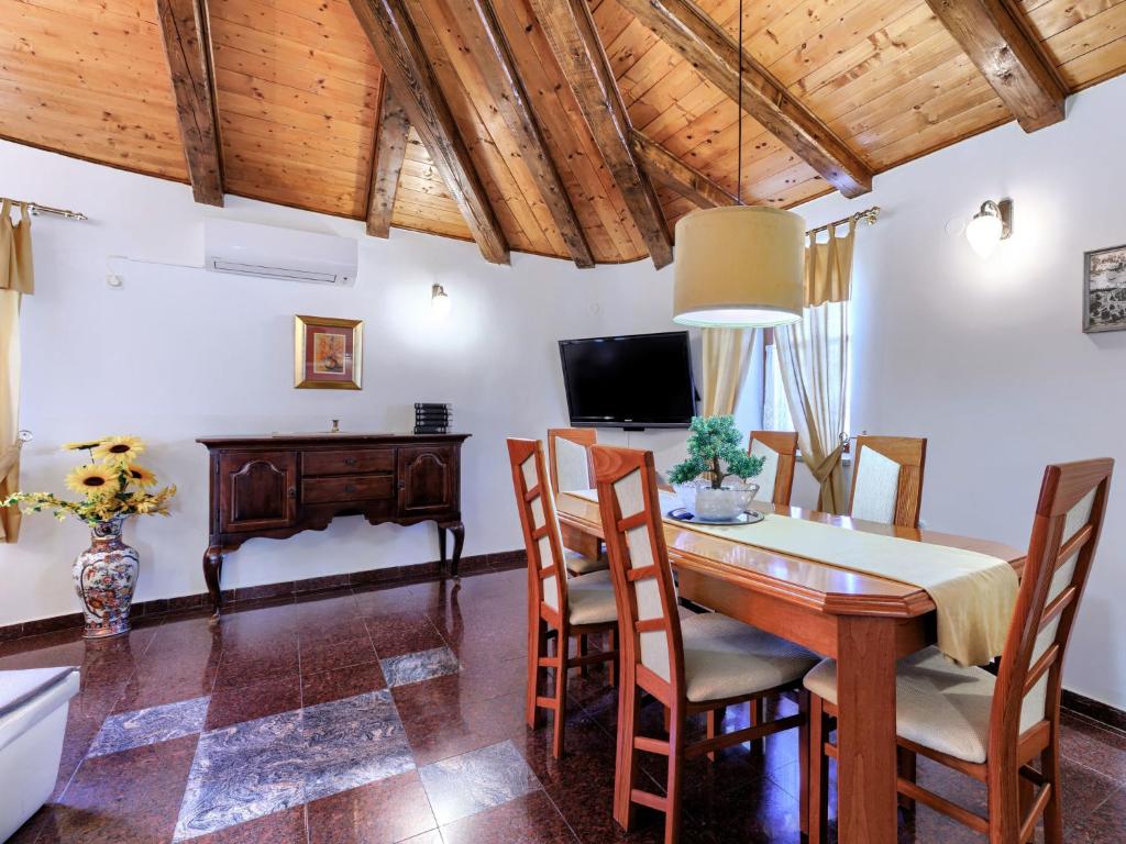 Televízia a/alebo spoločenská miestnosť v ubytovaní Holiday Home Rotonda by Interhome