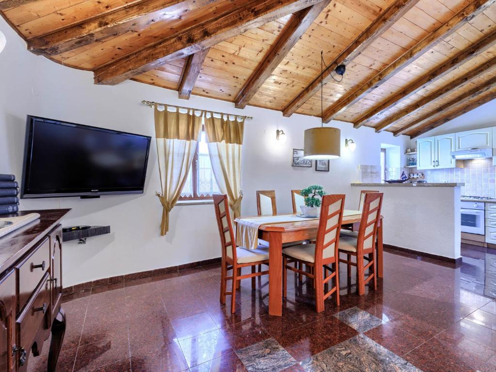 Kuchyňa alebo kuchynka v ubytovaní Holiday Home Rotonda by Interhome