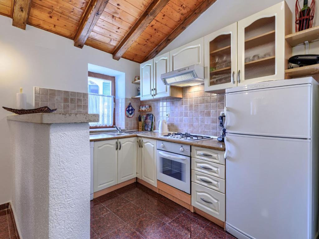 Kuchyňa alebo kuchynka v ubytovaní Holiday Home Rotonda by Interhome