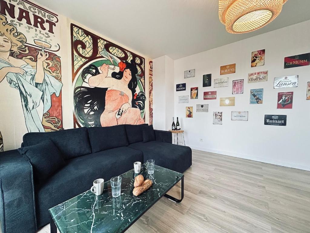 un salon avec un canapé et une table dans l'établissement Champagne T3 avec balcon et garage vue basilique, à Reims