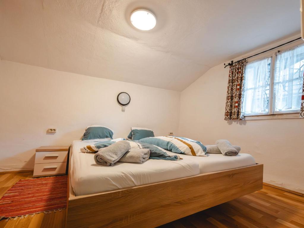 Postel nebo postele na pokoji v ubytování Holiday Home Alte Sahnealm by Interhome