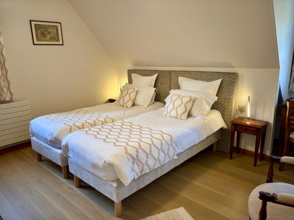Postel nebo postele na pokoji v ubytování Hotel Le Manasses