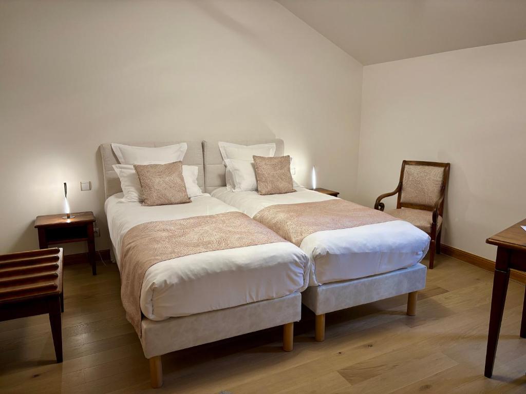 Postel nebo postele na pokoji v ubytování Hotel Le Manasses