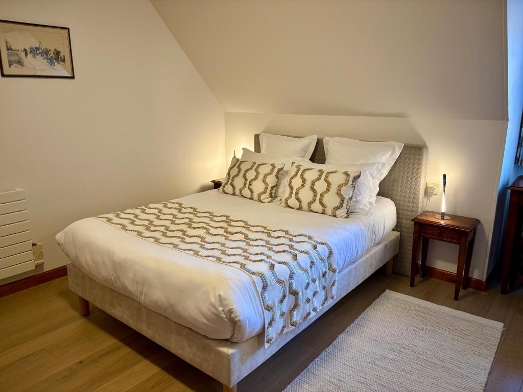 Postel nebo postele na pokoji v ubytování Hotel Le Manasses