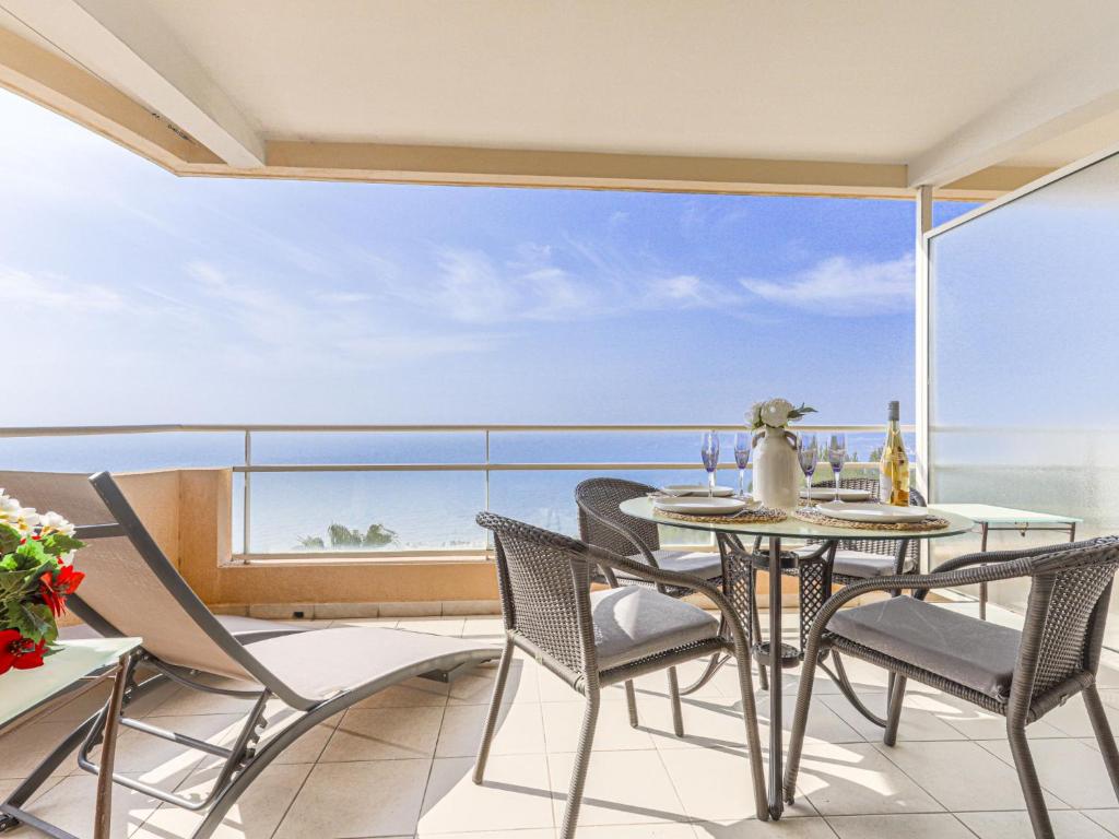 une salle à manger avec vue sur l'océan dans l'établissement Apartment Le Chevalier by Interhome, à Cap d'Ail