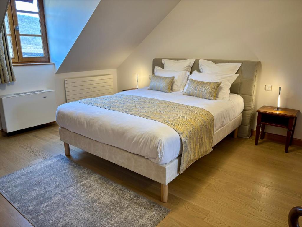 Postel nebo postele na pokoji v ubytování Hotel Le Manasses